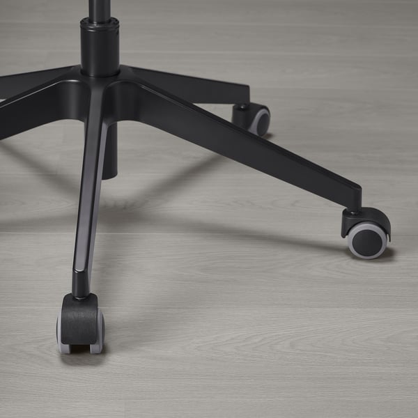 Črno podnožje pisarniškega stola s petimi kolesi, dvema vidnima in eno osrednjo nogo, ki prikazuje robustno, ergonomsko obliko za stabilnost in mobilnost.