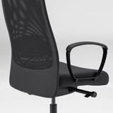 Ergonomski pisarniški stol od blizu. Visok hrbet, naslon za roke in mrežasti hrbet za zračnost. Nastavljiv in trajen.