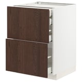 Bela kuhinjska omara ikea METOD s temno rjavimi lesenimi predali z robovi iz masivnega lesa in elegantnim, modernim dizajnom.