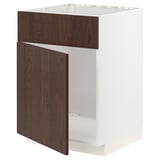 Temno rjava kuhinjska omara ikea METOD z belim okvirjem in hrastovim furnirjem. To so napol odprta vrata, ki razkrivajo notranji prostor za shranjevanje.