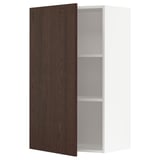 Temno rjava lesena omara z minimalističnim dizajnom, z eno nastavljivo polico in odprto sprednjo stranjo.