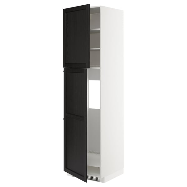 Visoka enota ikea METOD v beli barvi s črnimi obarvanimi lesenimi vrati, sodobnega dizajna z nastavljivimi policami.