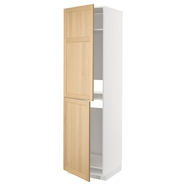 Kuhinjska omara ikea METOD z vrati iz hrastovega furnirja. Ima bel okvir, svetla lesena vrata in nastavljive police.