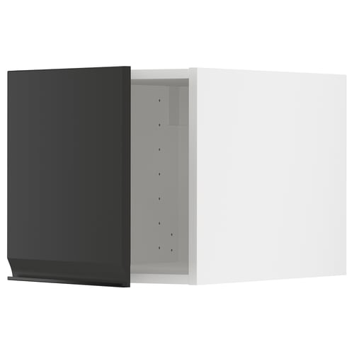 Črna sodobna kuhinjska omara z minimalističnim ročajem.