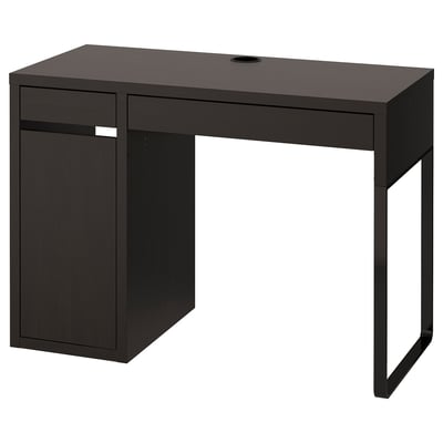 Črna miza MICKE s predali in upravljanjem kablov.