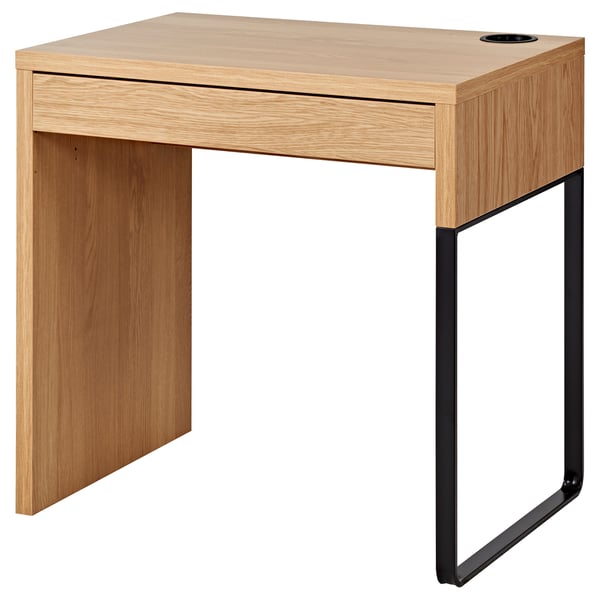 Svetlo rjava miza MICKE, eleganten dizajn, črne jeklene noge, luknja za kabel, čiste linije, funkcionalna študijska miza.