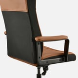 Ergonomski pisarniški stol z nastavljivimi nasloni za roke, perforiran hrbet za pretok zraka, trdna kakovost izdelave.