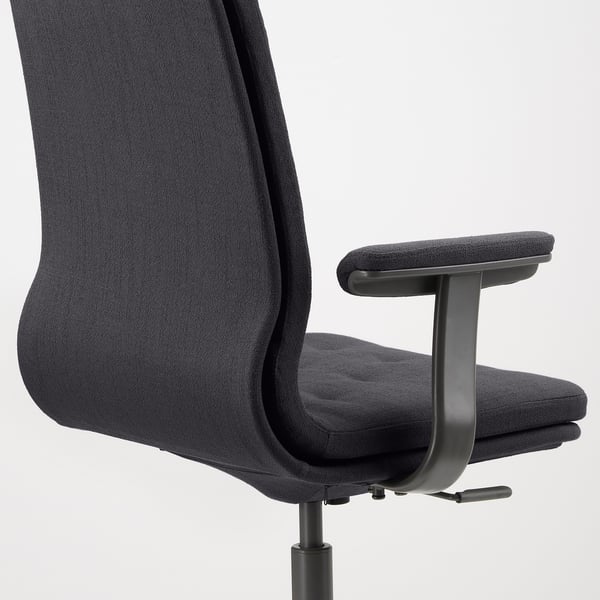 Ergonomski pisarniški stol z oblazinjenimi nasloni za roke, zasnovan za udobje in vzdržljivost.