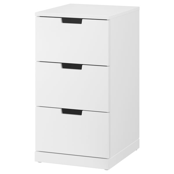 Bela komoda NORDLI, trije predali, sodoben minimalističen dizajn, gladke fronte predalov.