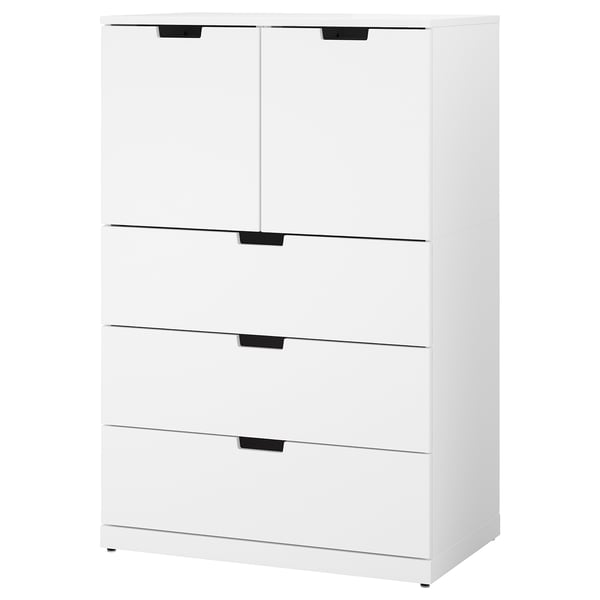 Bela komoda NORDLI z minimalističnim dizajnom, s tremi predali in dvema vratoma omarice.