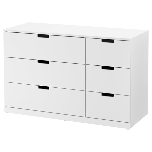 NORDLI bela skrinja, šest predalov, sodoben minimalističen dizajn. Izdelana iz vlaknene plošče in iverne plošče. Vključena varnostna oprema.