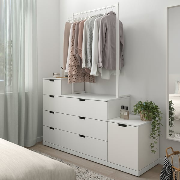 NORDLI bela komoda, elegantna in moderna, z ograjo za oblačila. Visi v bližini postelje, dobro se prilega v sobo.