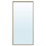 Pravokotno stensko ogledalo s srebrnim okvirjem. Prikazuje minimalističen, sodoben dizajn.