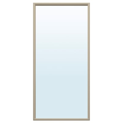 Pravokotno stensko ogledalo s srebrnim okvirjem. Prikazuje minimalističen, sodoben dizajn.