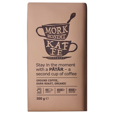 Rjava vrečka za kavo z zloženimi skodelicami je grafična, besedilo mörk rostat kaffe in ostanite v trenutku s PÅTÅR - drugo skodelico kave. V črni barvi.