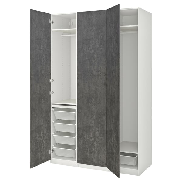 Odprta bela omara ikea PAX s sivimi teksturiranimi vrati. Ima različne možnosti shranjevanja, vključno s policami, predali in visečim prostorom.