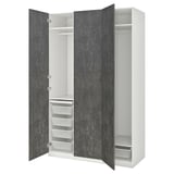 Odprta bela omara ikea PAX s sivimi teksturiranimi vrati. Ima različne možnosti shranjevanja, vključno s policami, predali in visečim prostorom.