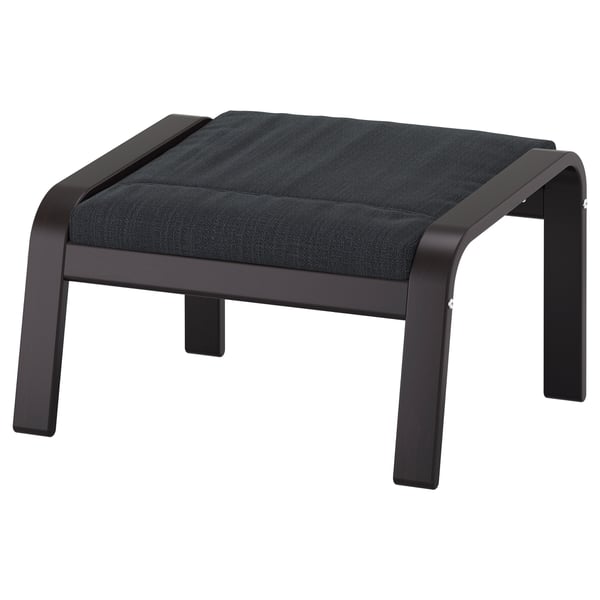 Sodoben črni podnožnik s temno sivo blazino, eleganten kovinski okvir, obokane noge, minimalističen dizajn.