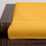 Sodoben kavč z elegantnim okvirjem iz temnega lesa in živahno rumeno blazino. Kakovostna izdelava za udobje in slog.