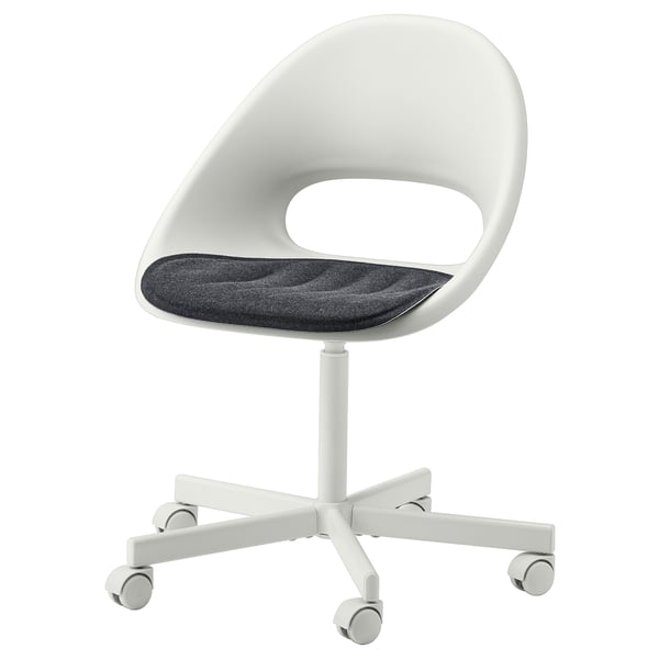 Bel, ergonomski pisarniški stol s sivo, teksturirano sedežno blazinico na kolesih.