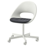 Bel, ergonomski pisarniški stol s sivo, teksturirano sedežno blazinico na kolesih.
