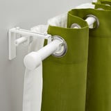 Beli sistem dvojnih zaves, ki visijo z zelenimi in belimi zavesami, ki dokazujejo njegovo prilagodljivost za večplastne zavese.