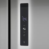 Plošča hladilnika iz nerjavečega jekla z digitalnim zaslonom, ki prilagaja nastavitve temperature za optimalno svežino hrane.