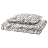 Posteljna garnitura RODGERSIA, siva paisley potiska, zložena z blazino. Mešanica bombaža in viskoze. Zapleten cvetlični dizajn. Nevtralno, elegantno.