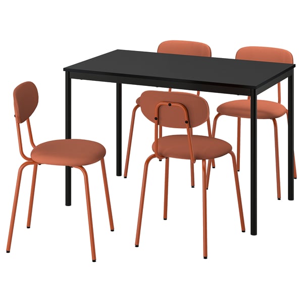 Sodoben jedilni set s črno pravokotno mizo in štirimi oranžnimi stoli, elegantnimi kovinskimi okvirji in udobnimi hrbti.