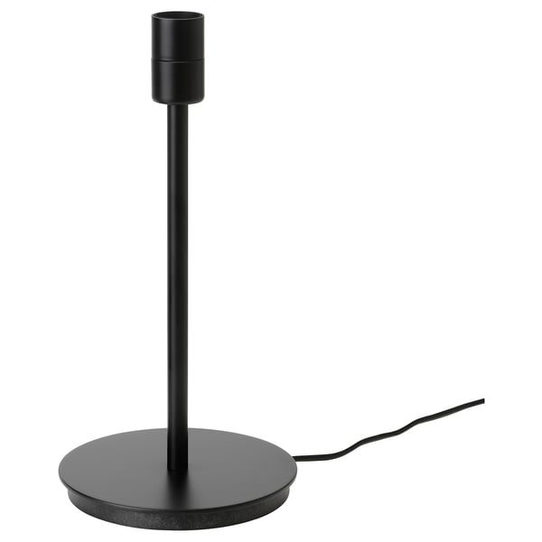 Podnožje svetilke SKAFTET, črna. Eleganten, navpični dizajn s krožno podlago, plastičnim obročem in kovinskimi detajli. Sodoben minimalistični slog za vsestransko uporabo.