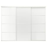 Beli sistem drsnih vrat SKYTTA s steklenimi ploščami. To je aluminijasti okvir in minimalističen dizajn.