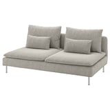 Sodoben minimalistični sivi kavč z vzorcem teksture, elegantnimi kovinskimi nogami in plišastimi blazinami.