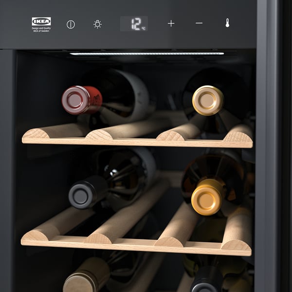 Hladilnik za vino s 5 lesenimi stojali, ki držijo steklenice, digitalni zaslon, steklena vrata in LED luč.