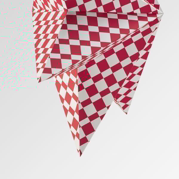 Viseča dekoracija, navdihnjena z origamijem, z rdečim in belim kariranim vzorcem.