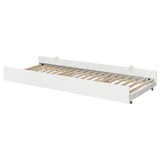 VIHALS bela postelja, minimalistična, lesene letvice, sodoben dizajn, varčevanje s prostorom.
