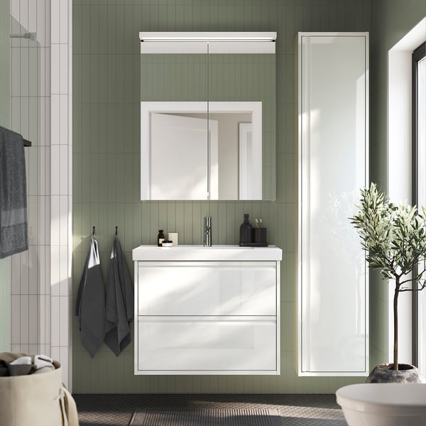 Moderná kúpeľňová súprava ÄNGSJÖN biela: elegantná skrinka s priestrannými zásuvkami, keramickým umývadlom a minimalistickým dizajnom, perfektná veľkosť pre kompaktné priestory.