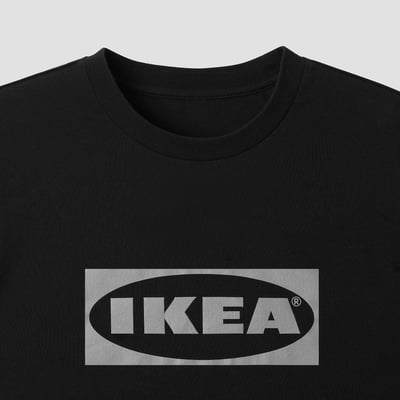 Čierne tričko s veľkým logom IKEA, hladká látka, ležérny strih, pripravené na leto.