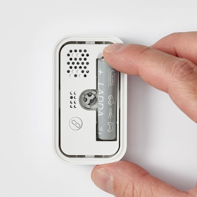 Osoba, ktorá vkladá batériu ladda do snímača úniku vody BADRING, zaisťuje, že je pripravená na detekciu únikov a odosielanie upozornení cez rozbočovač dirigera.