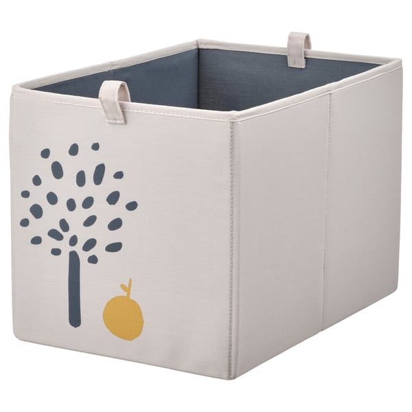 Úložný box barndrom v béžovej a šedej farbe s hravým dizajnom stromu a jablka. Má štvorcový tvar s rukoväťami a je vyrobený z recyklovaného polyesteru.