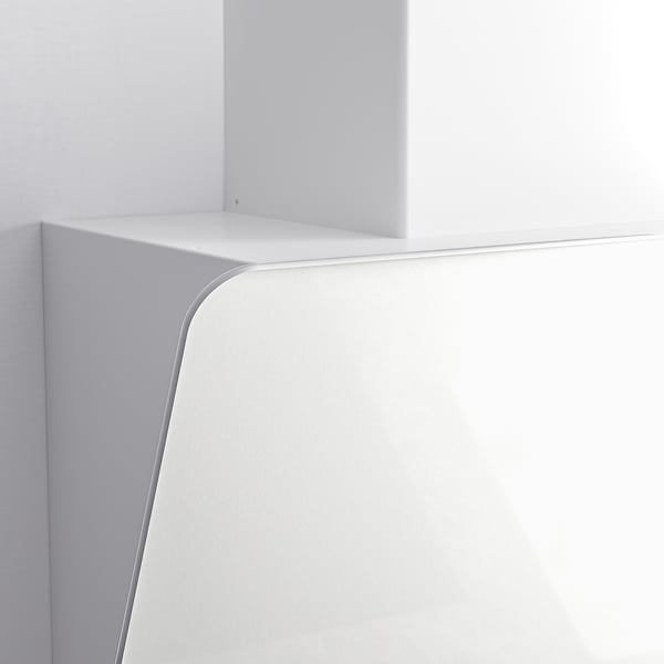 Moderný biely sklenený kuchynský digestor so šikmým dizajnom, elegantným a čistým vzhľadom.