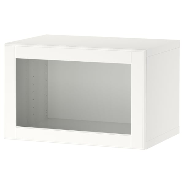 Biela skrinka ikea BESTÅ so sklenenými dvierkami. Skrinka má štvorcový tvar, má minimalistický dizajn a je ideálna na organizovanie predmetov.