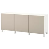 Komoda Ikea BESTÅ, béžová a biela, obdĺžniková s 3 dvierkami, drevené nohy.