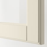 Detailný záber na hladké, sivobiele dvierka skrinky BODBYN so skosenými hranami a elegantným povrchom.