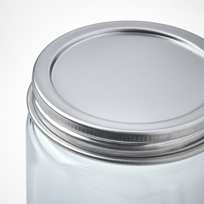 Štyri prázdne sklenené poháre so striebornými viečkami zoradené. Čistý, minimalistický dizajn. Ideálne na skladovanie korenia alebo iných kuchynských potrieb.