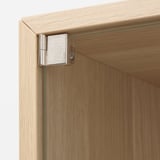 Detailný záber na robustný drevený záves skrinky, ktorý predvádza kvalitné remeselné spracovanie.