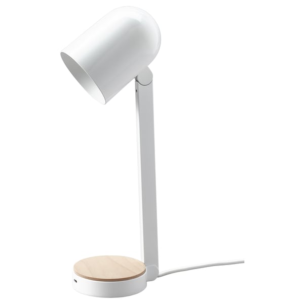 Biela stolná lampa ENSMÄRKE s drevenou základňou, elegantný dizajn, nabíjací port USB-c.