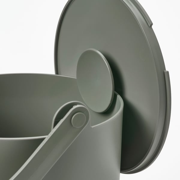 Sivý recyklačný kôš s vekom a rukoväťou, určený na použitie v kuchyni so zameraním na udržateľnosť s recyklovanými materiálmi.