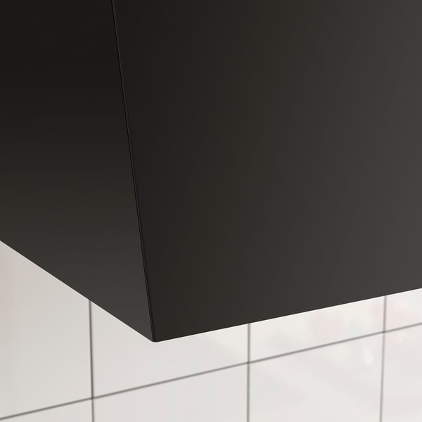 Čierny moderný kuchynský digestor s elegantným dizajnom, matným povrchom a efektívnym systémom prúdenia vzduchu.