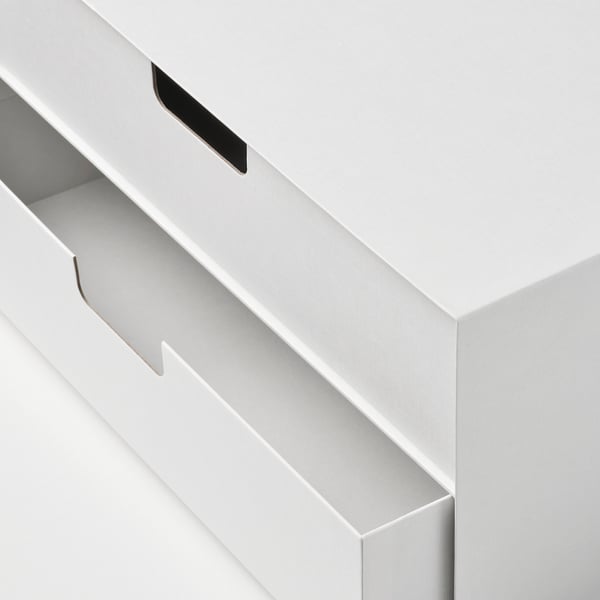 Biela mini truhlica s elegantnými rukoväťami, ktorá predvádza kvalitu a moderný dizajn.