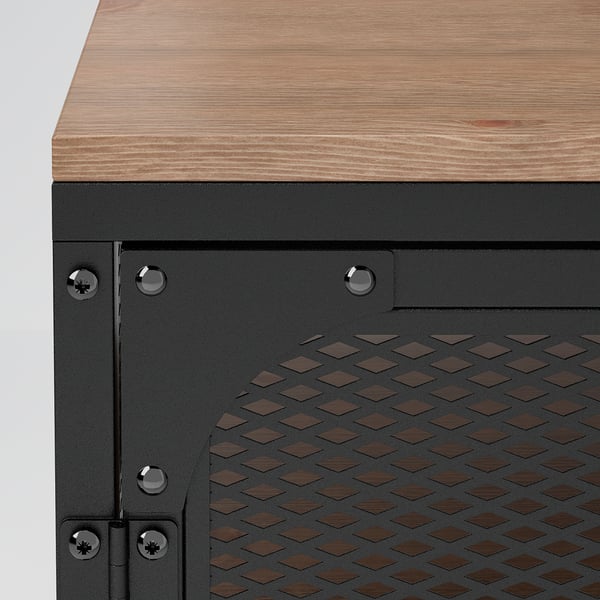 Detailný záber na drevenú dosku a industriálny kovový rám s prieduchom s diamantovým vzorom.